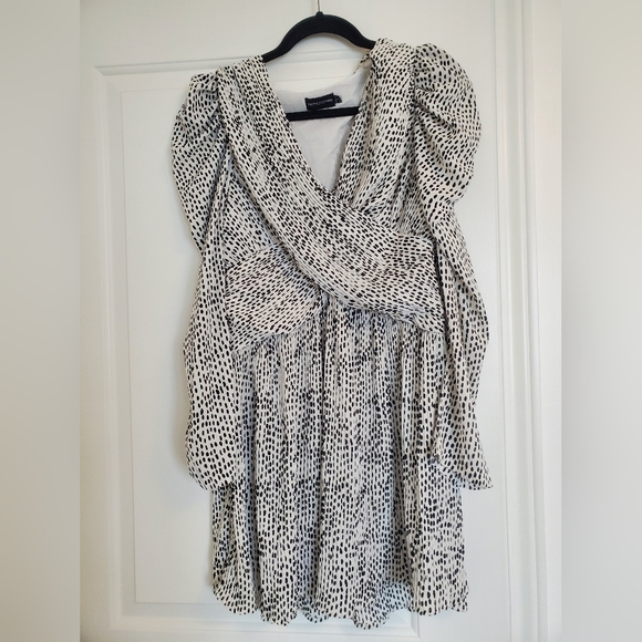 PrettyLittleThing Dalmation Polka Dot V-Neck Mini Dress - Picture 3 of 8